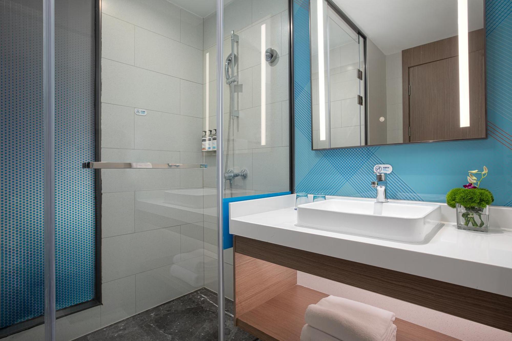 Holiday Inn Express Changfeng Park Shanghai Exterior photo