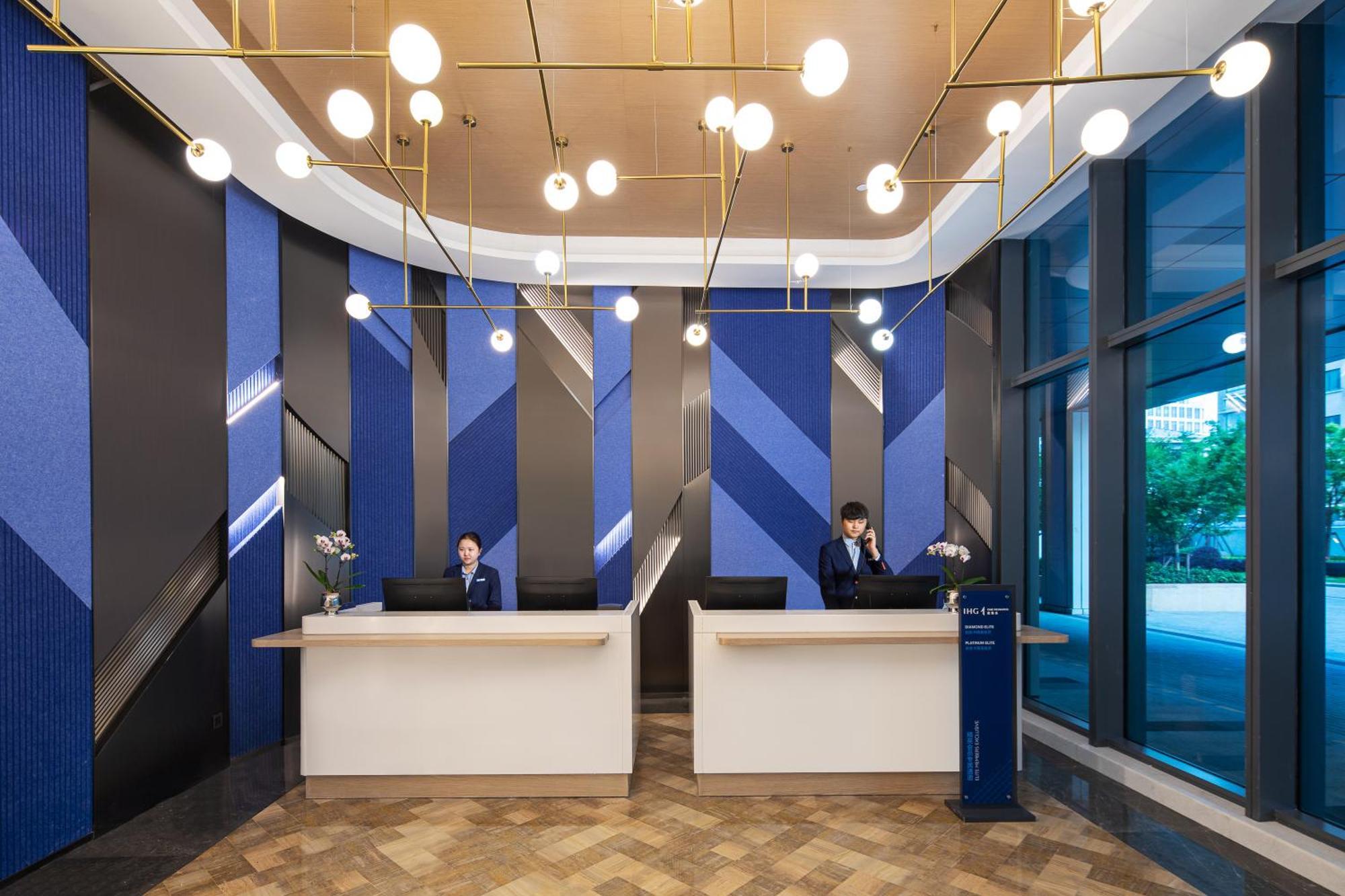 Holiday Inn Express Changfeng Park Shanghai Exterior photo
