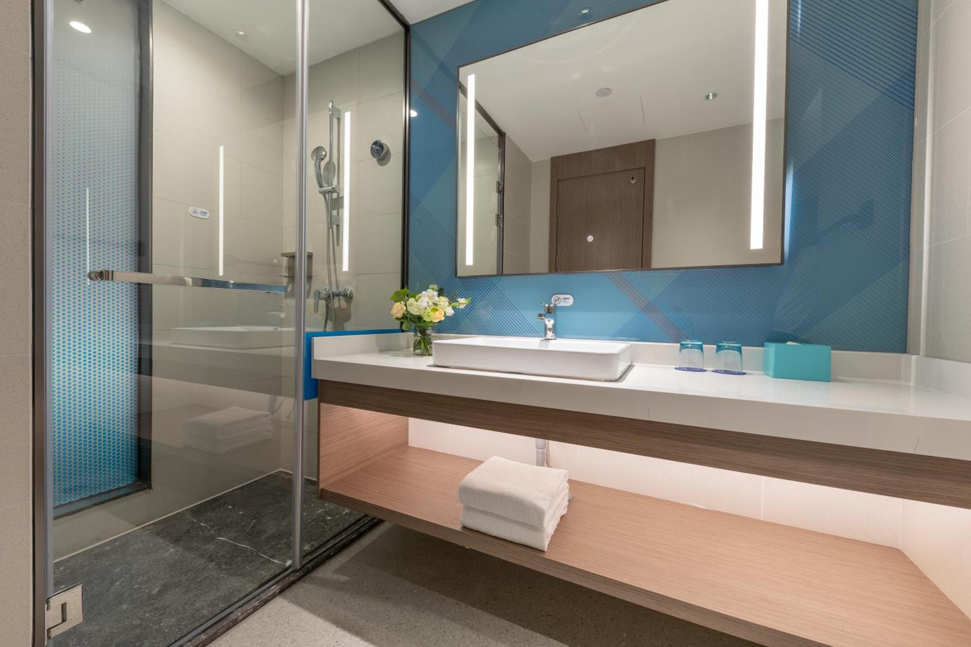 Holiday Inn Express Changfeng Park Shanghai Exterior photo