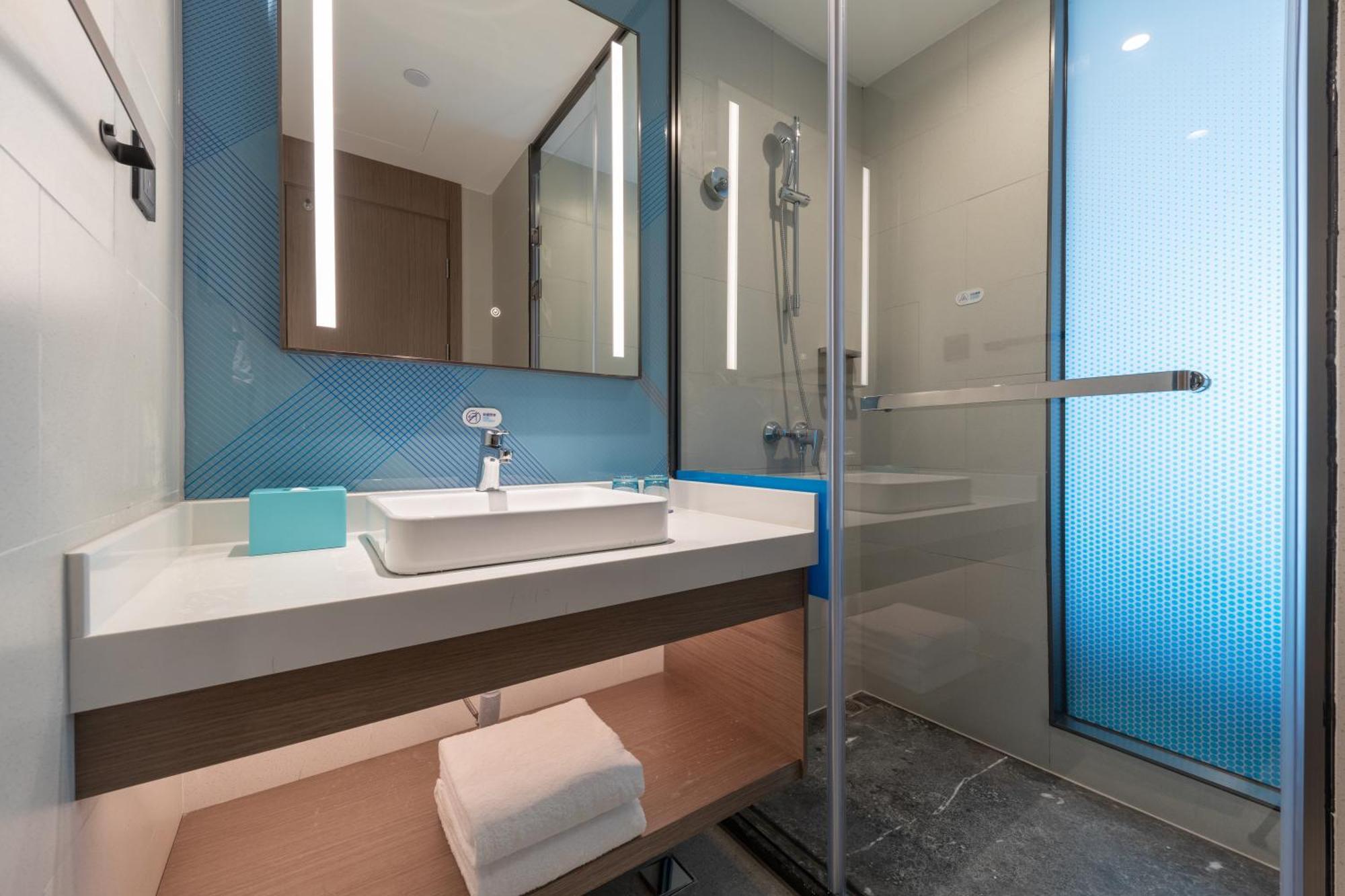Holiday Inn Express Changfeng Park Shanghai Exterior photo